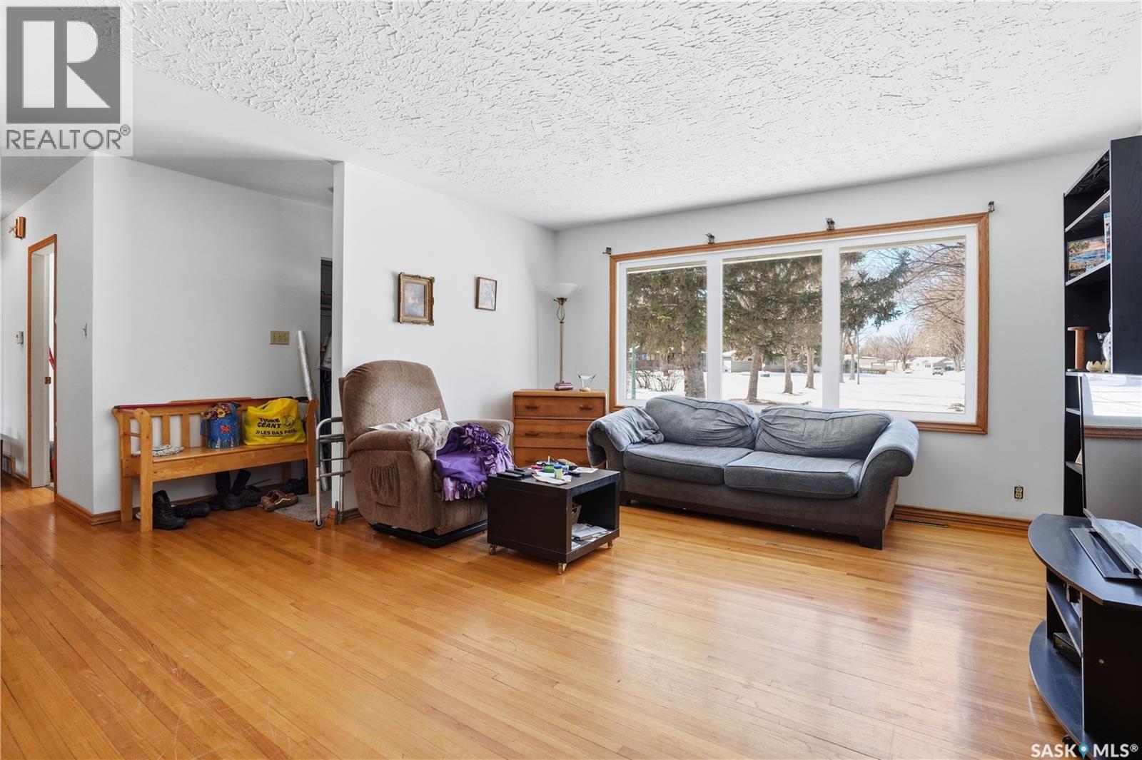3117 Inver Crescent E, Regina, SK - Indoor Photo Showing Living Room