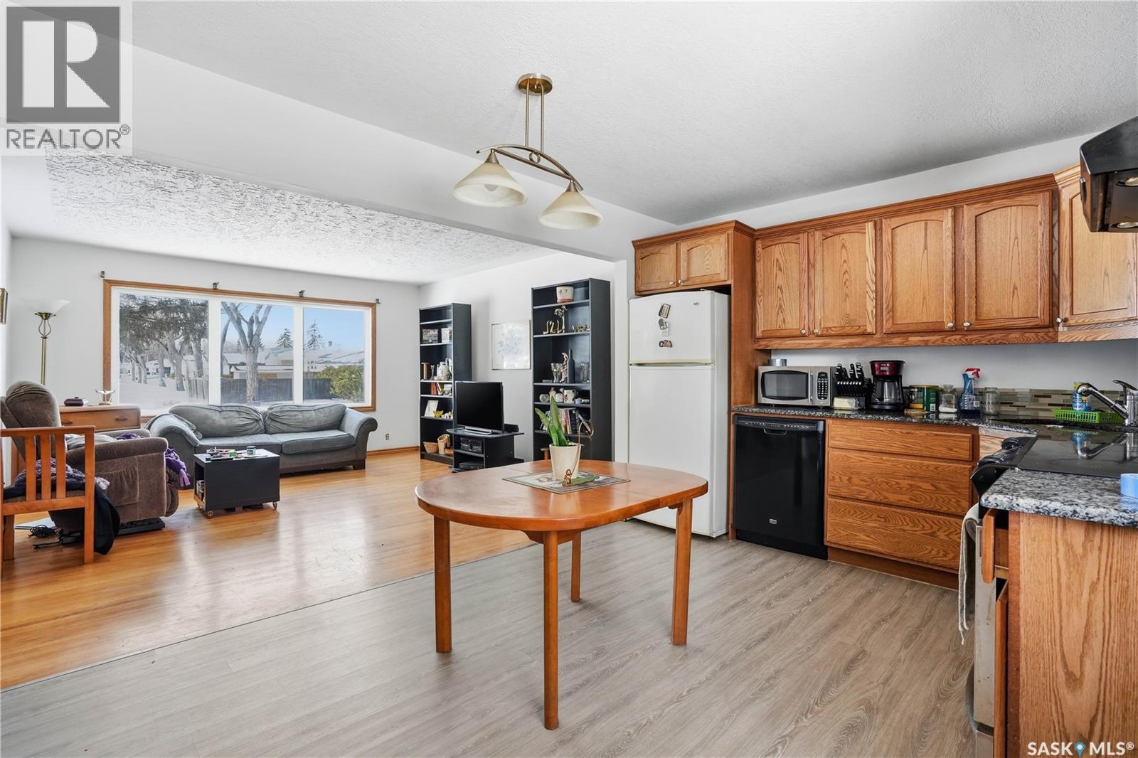 3117 Inver Crescent E, Regina, SK - Indoor Photo Showing Kitchen