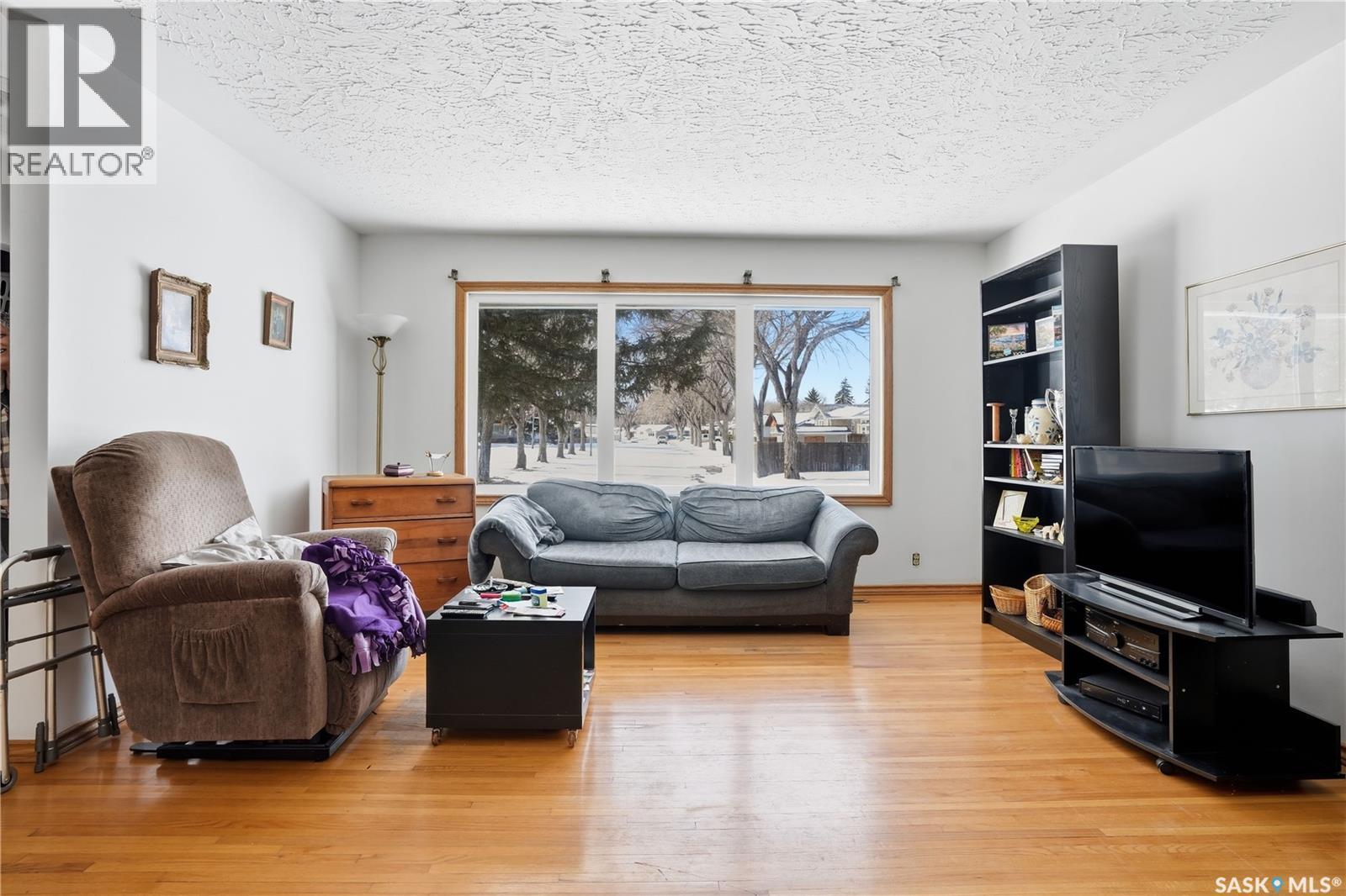 3117 Inver Crescent E, Regina, SK - Indoor Photo Showing Living Room