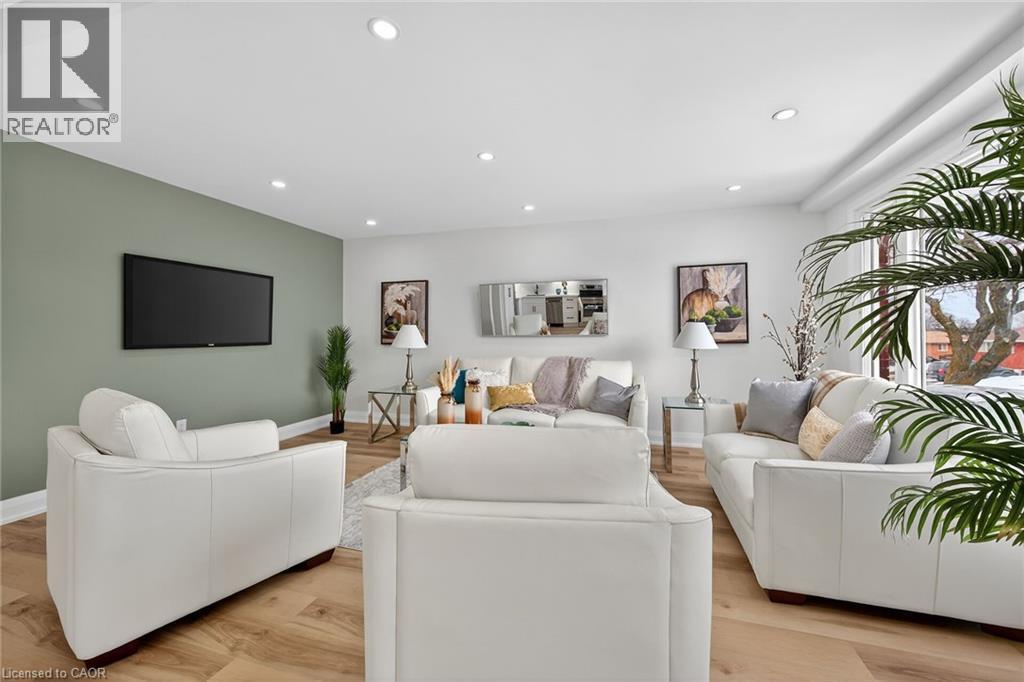 74 Victor Boulevard, Hamilton, ON - Indoor Photo Showing Living Room