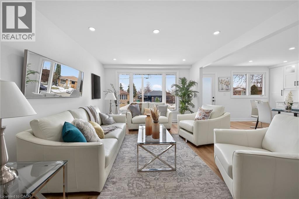 74 Victor Boulevard, Hamilton, ON - Indoor Photo Showing Living Room