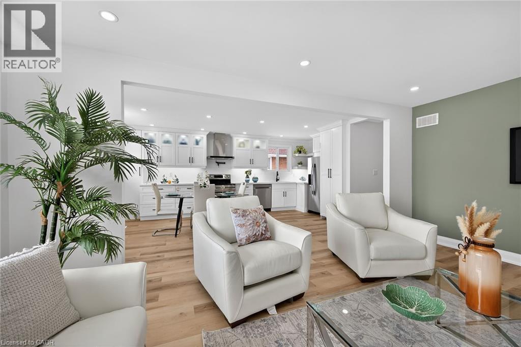 74 Victor Boulevard, Hamilton, ON - Indoor Photo Showing Living Room