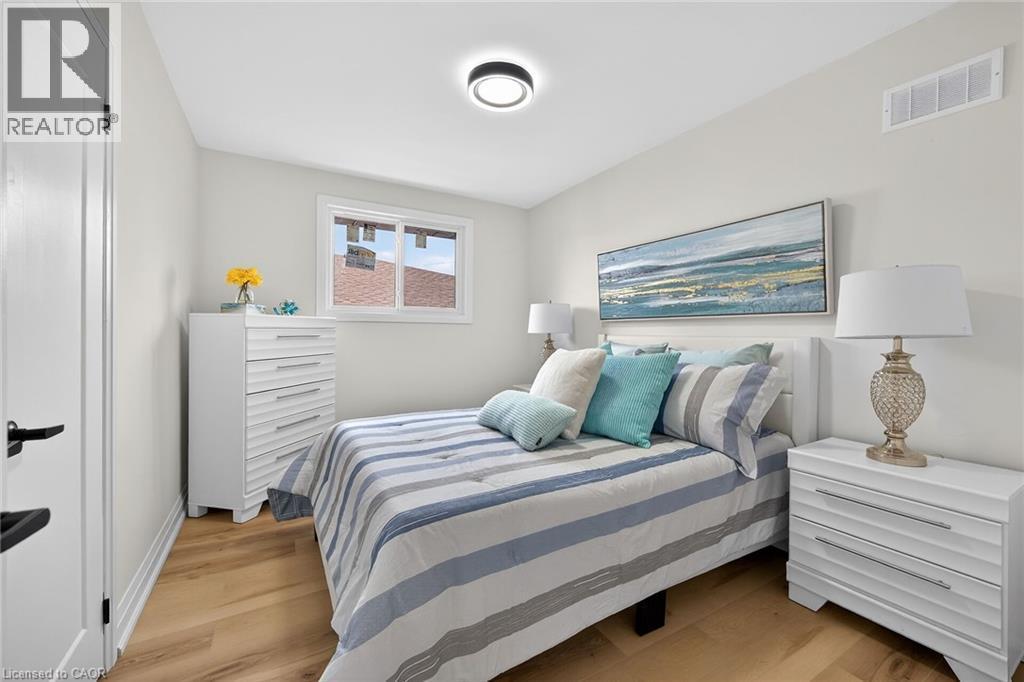 74 Victor Boulevard, Hamilton, ON - Indoor Photo Showing Bedroom