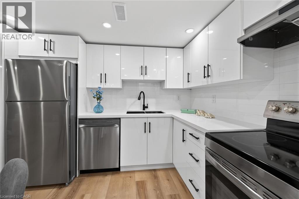 74 Victor Boulevard, Hamilton, ON - Indoor Photo Showing Kitchen With Upgraded Kitchen