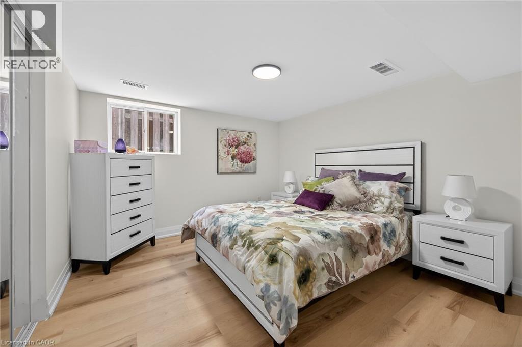 74 Victor Boulevard, Hamilton, ON - Indoor Photo Showing Bedroom