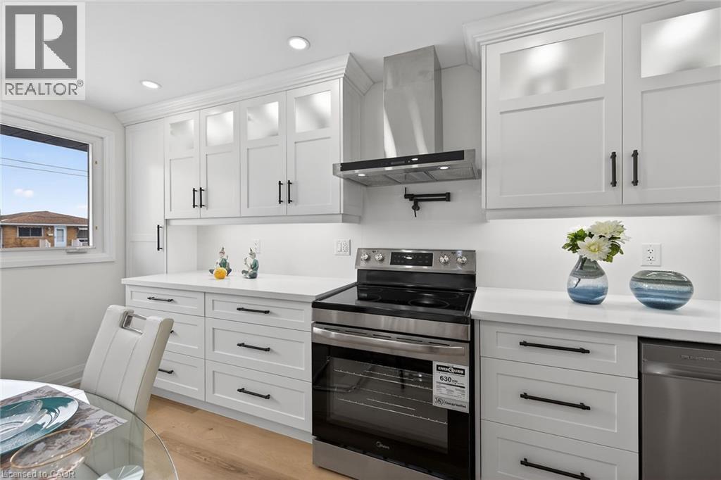 74 Victor Boulevard, Hamilton, ON - Indoor Photo Showing Kitchen