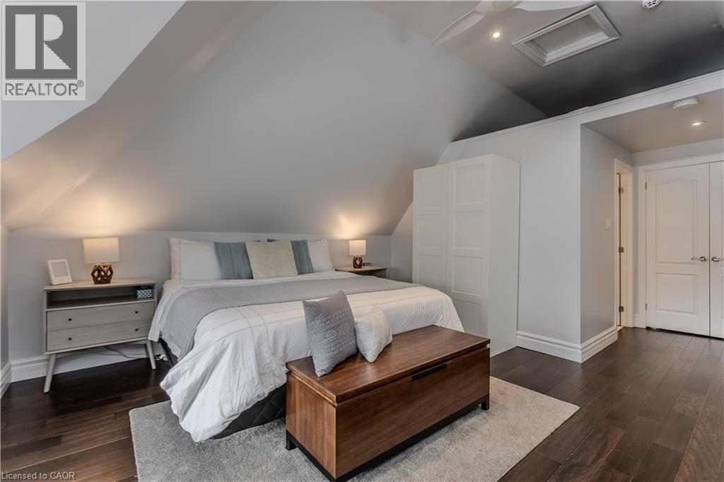 8 Mapleside Avenue, Hamilton, ON - Indoor Photo Showing Bedroom