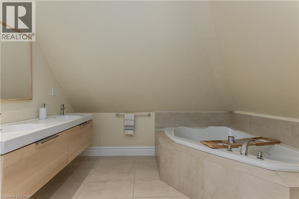 8 Mapleside Avenue, Hamilton, ON - Indoor Photo Showing Bathroom