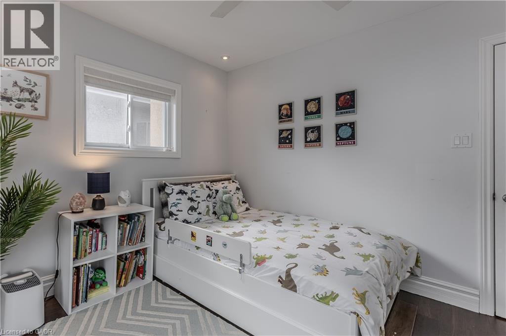8 Mapleside Avenue, Hamilton, ON - Indoor Photo Showing Bedroom