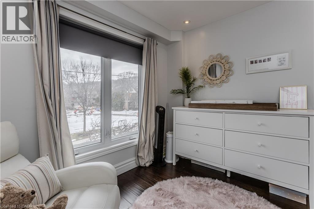 8 Mapleside Avenue, Hamilton, ON - Indoor Photo Showing Bedroom