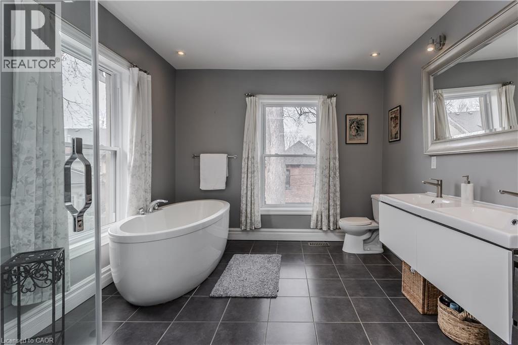 8 Mapleside Avenue, Hamilton, ON - Indoor Photo Showing Bathroom