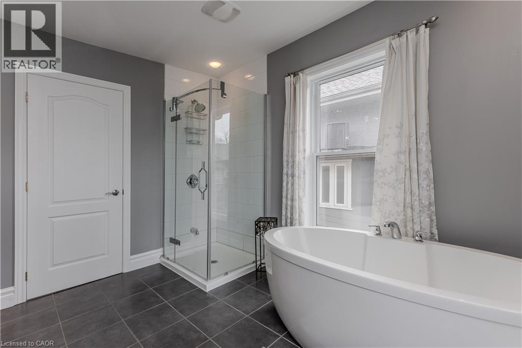 8 Mapleside Avenue, Hamilton, ON - Indoor Photo Showing Bathroom