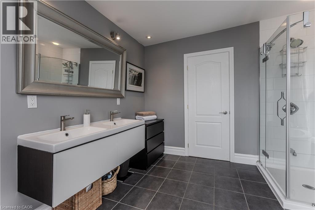 8 Mapleside Avenue, Hamilton, ON - Indoor Photo Showing Bathroom