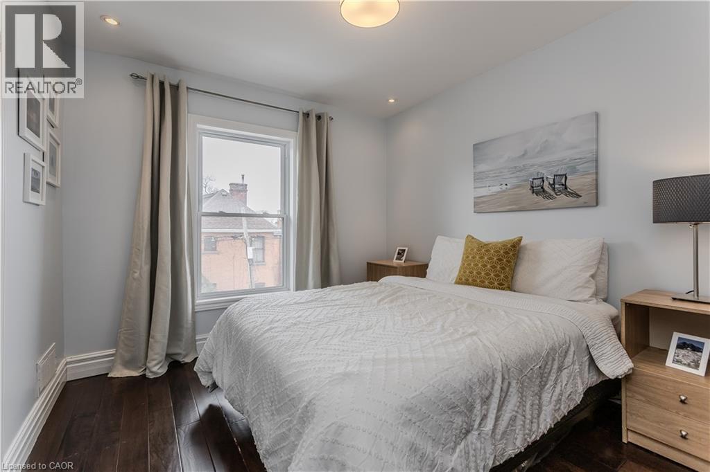 8 Mapleside Avenue, Hamilton, ON - Indoor Photo Showing Bedroom