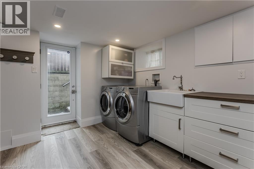 8 Mapleside Avenue, Hamilton, ON - Indoor Photo Showing Laundry Room