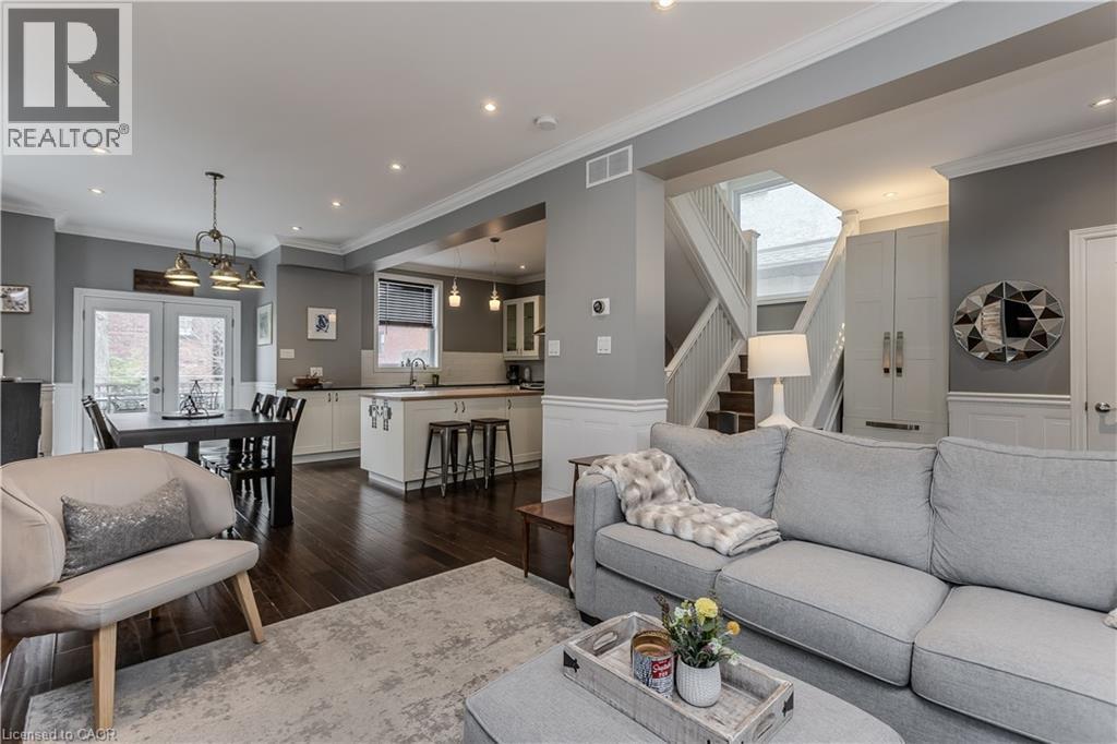 8 Mapleside Avenue, Hamilton, ON - Indoor Photo Showing Living Room