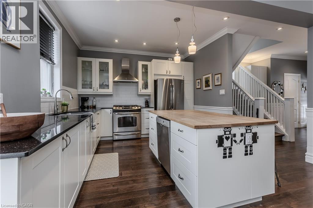 8 Mapleside Avenue, Hamilton, ON - Indoor Photo Showing Kitchen With Double Sink With Upgraded Kitchen