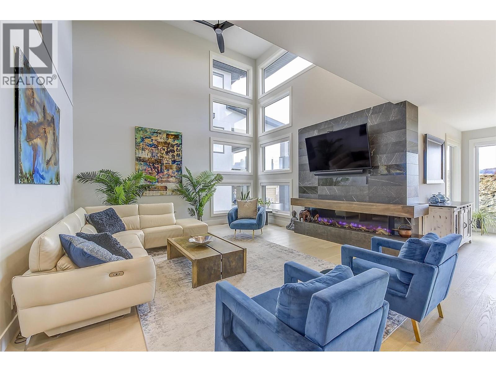 5442 Upper Mission Drive, Kelowna, BC - Indoor Photo Showing Living Room