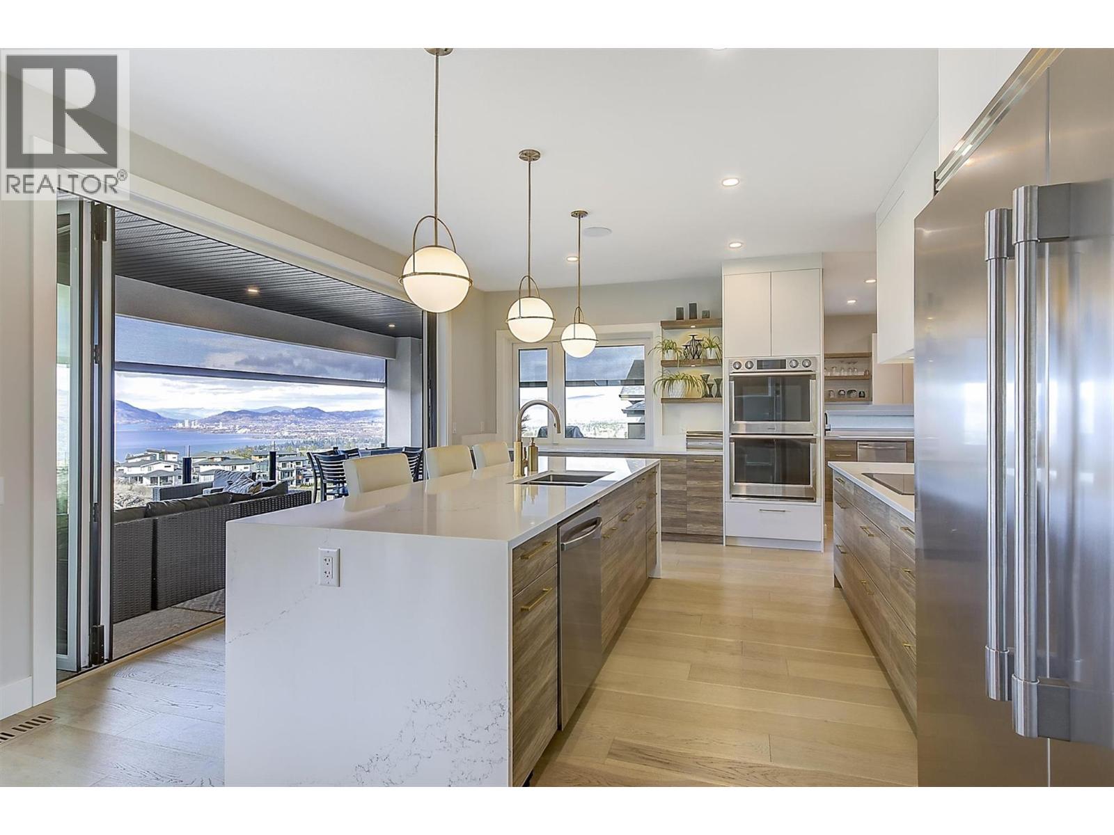 5442 Upper Mission Drive, Kelowna, BC - Indoor Photo Showing Kitchen With Upgraded Kitchen