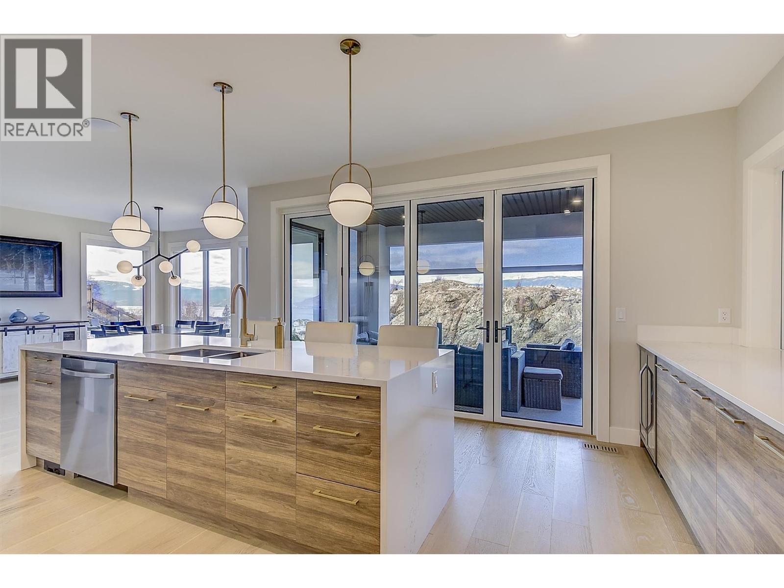 5442 Upper Mission Drive, Kelowna, BC - Indoor Photo Showing Kitchen With Double Sink With Upgraded Kitchen