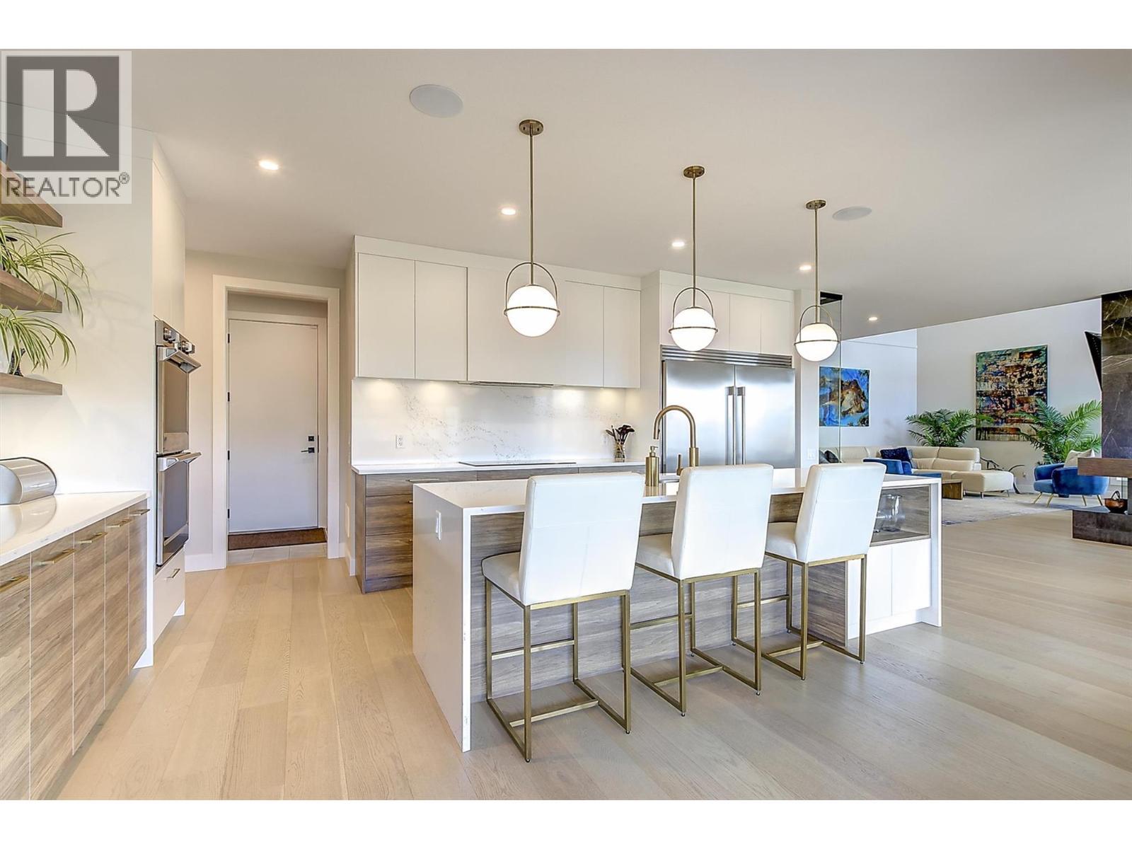 5442 Upper Mission Drive, Kelowna, BC - Indoor Photo Showing Kitchen With Upgraded Kitchen