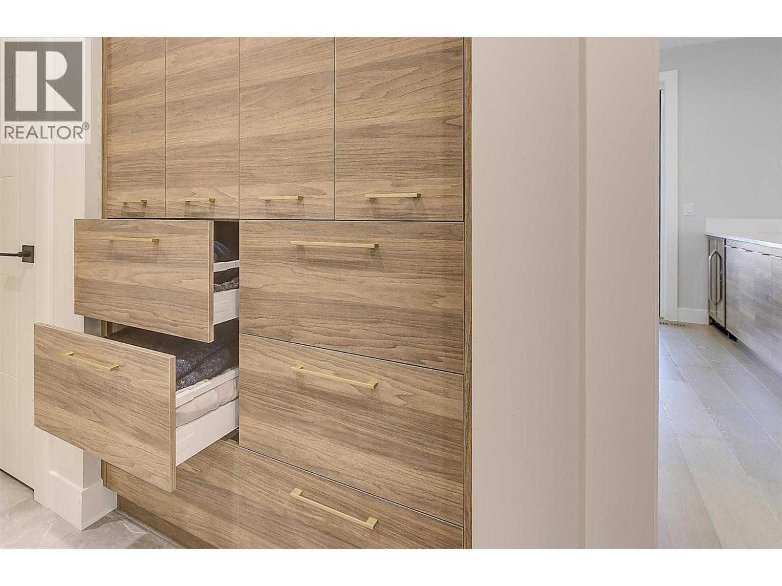 5442 Upper Mission Drive, Kelowna, BC - Indoor