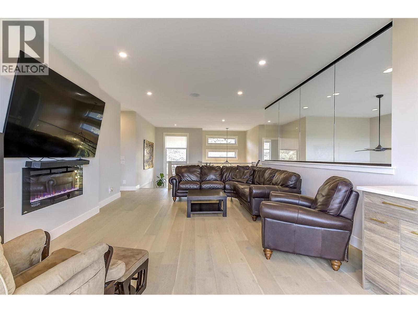 5442 Upper Mission Drive, Kelowna, BC - Indoor Photo Showing Living Room