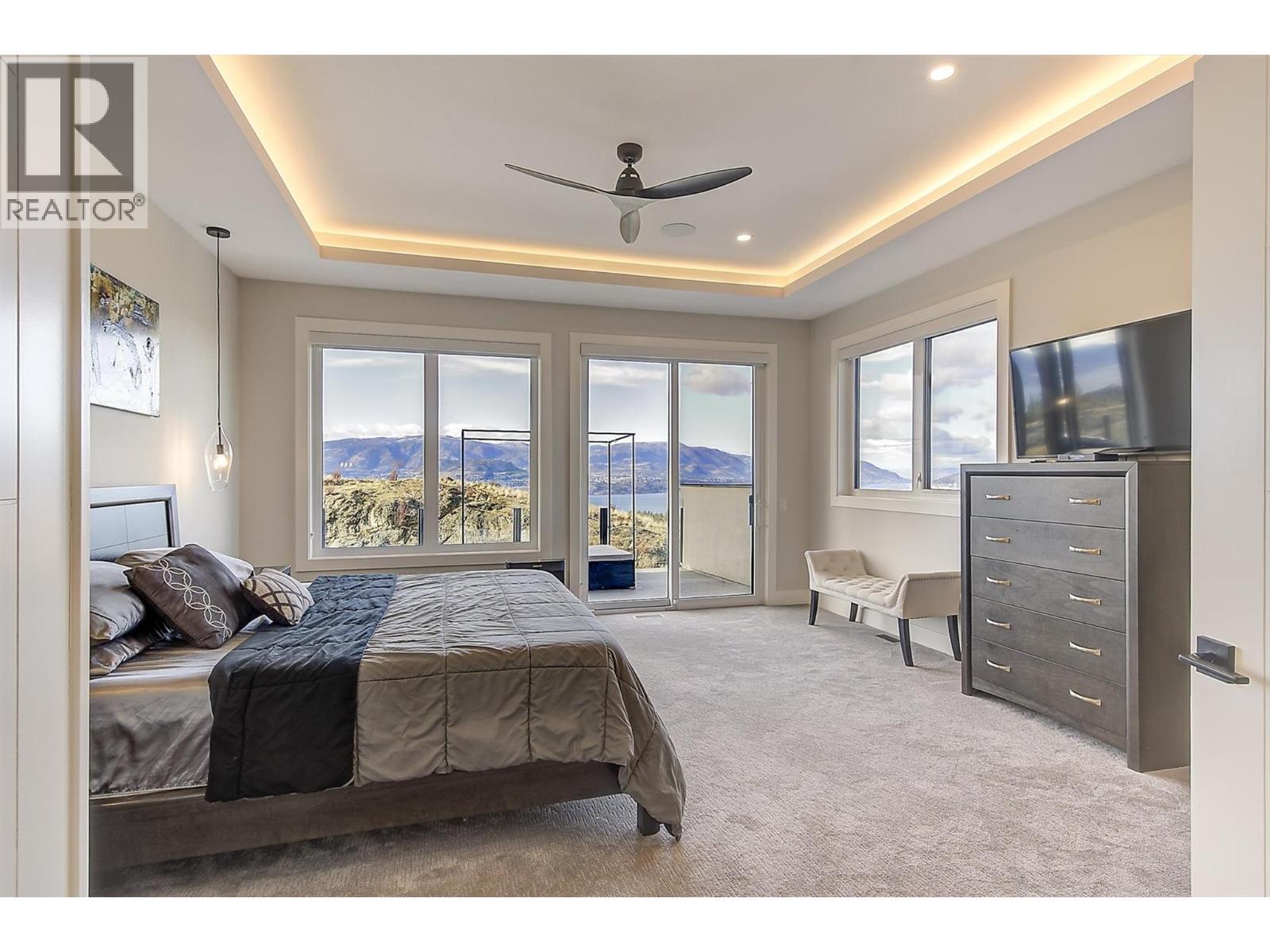 5442 Upper Mission Drive, Kelowna, BC - Indoor Photo Showing Bedroom