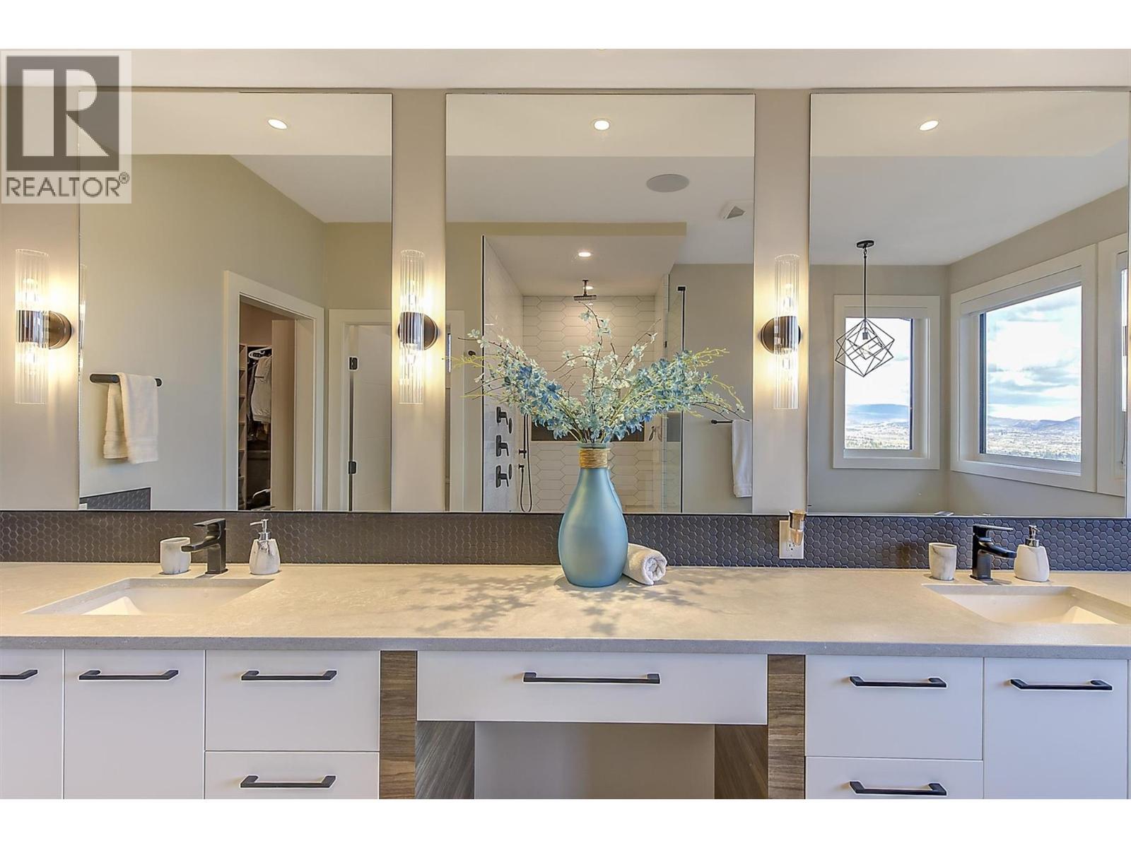 5442 Upper Mission Drive, Kelowna, BC - Indoor Photo Showing Bathroom