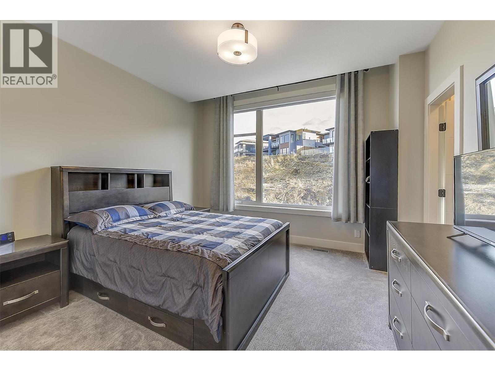 5442 Upper Mission Drive, Kelowna, BC - Indoor Photo Showing Bedroom