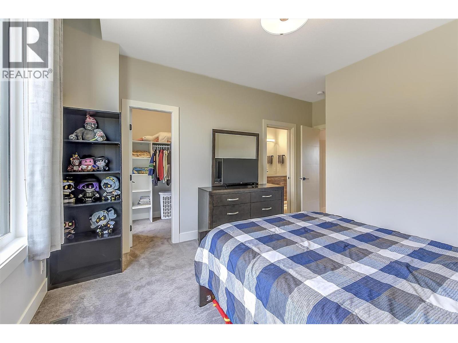 5442 Upper Mission Drive, Kelowna, BC - Indoor Photo Showing Bedroom