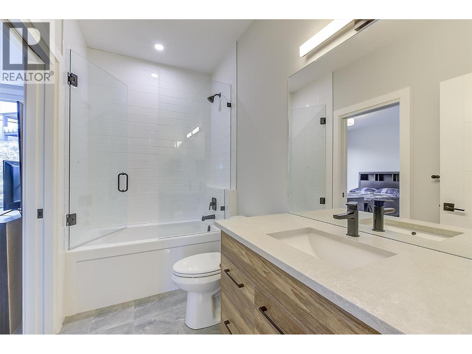 5442 Upper Mission Drive, Kelowna, BC - Indoor Photo Showing Bathroom