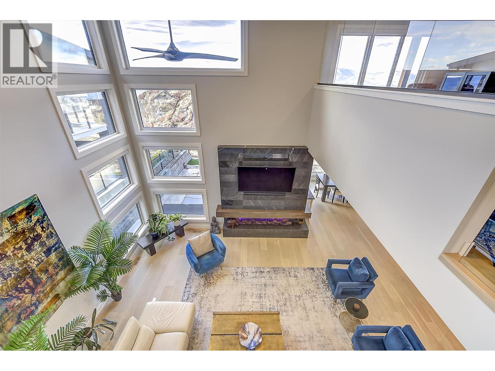 5442 Upper Mission Drive, Kelowna, BC - Indoor With Fireplace