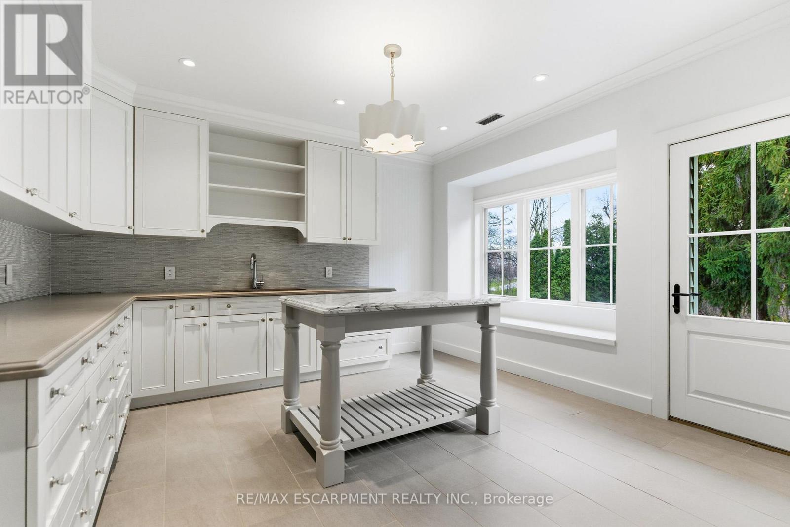 3320 Guelph Line, Burlington, ON - Indoor Photo Showing Kitchen