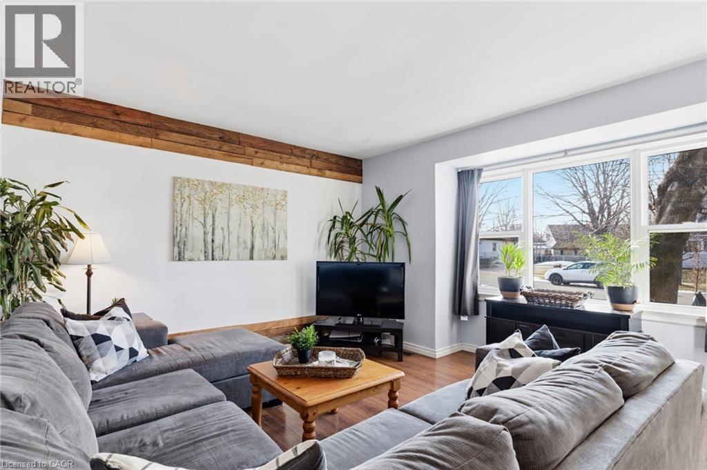 36 Blair Avenue, Hamilton, ON - Indoor Photo Showing Living Room