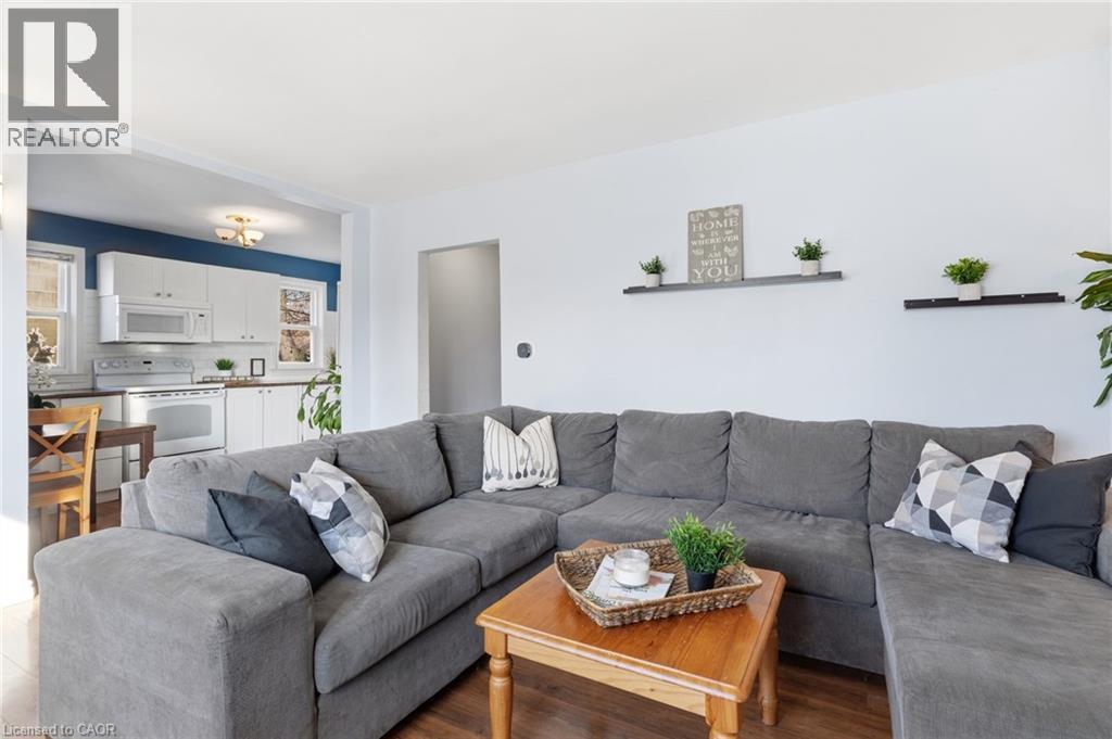 36 Blair Avenue, Hamilton, ON - Indoor Photo Showing Living Room