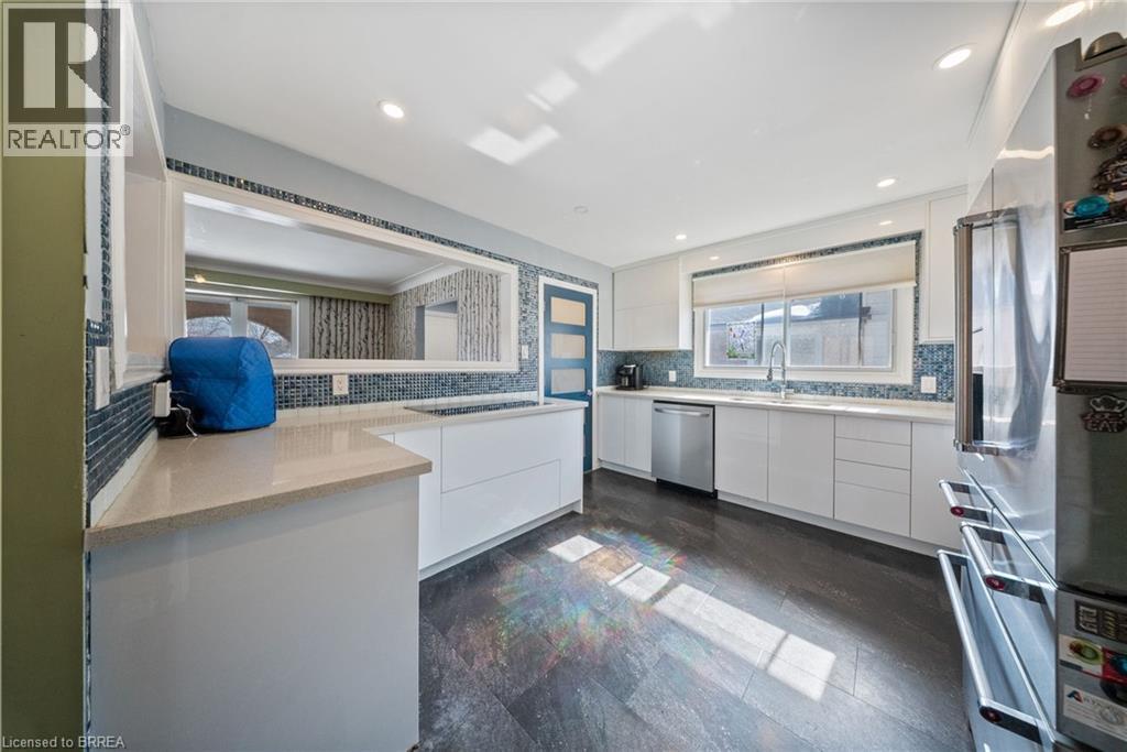 330 East 18Th Street, Hamilton, ON - Indoor Photo Showing Kitchen