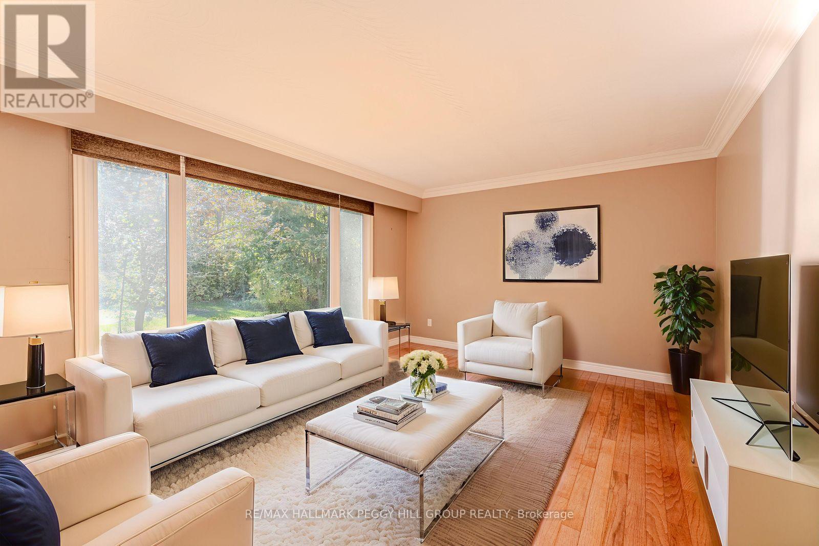 350 5 Concession W, Tiny, ON - Indoor Photo Showing Living Room