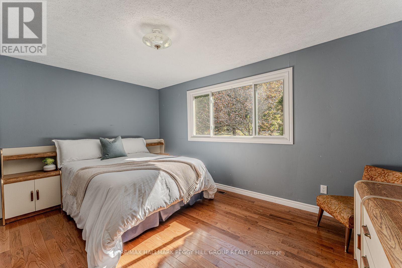 350 5 Concession W, Tiny, ON - Indoor Photo Showing Bedroom