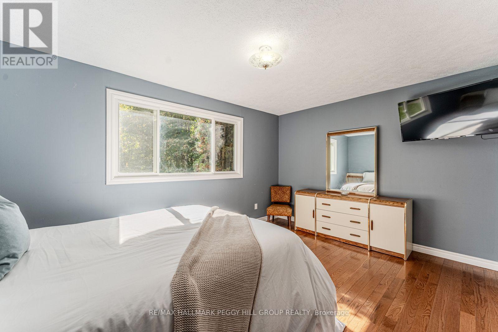 350 5 Concession W, Tiny, ON - Indoor Photo Showing Bedroom