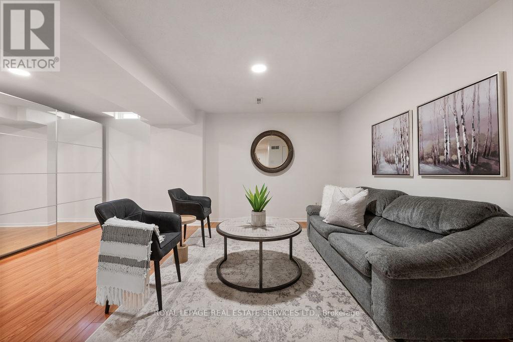 161 Riverview Street, Oakville, ON - Indoor Photo Showing Living Room