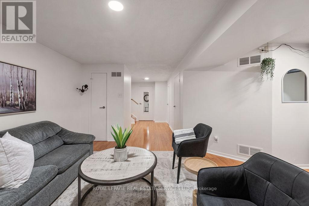 161 Riverview Street, Oakville, ON - Indoor Photo Showing Living Room