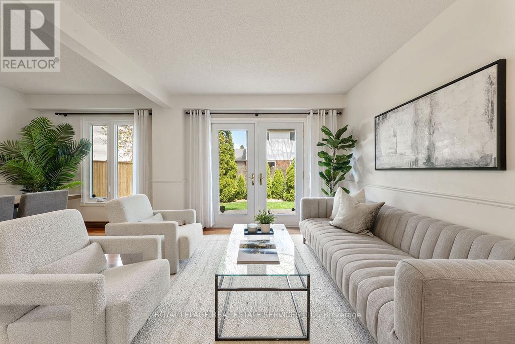 161 Riverview Street, Oakville, ON - Indoor Photo Showing Living Room