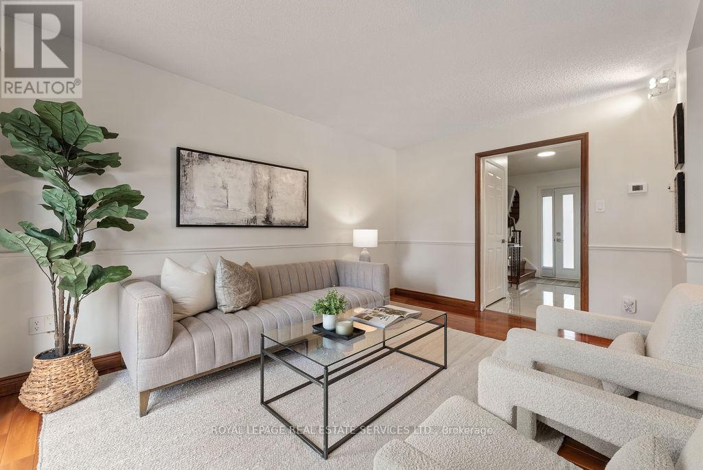 161 Riverview Street, Oakville, ON - Indoor Photo Showing Living Room