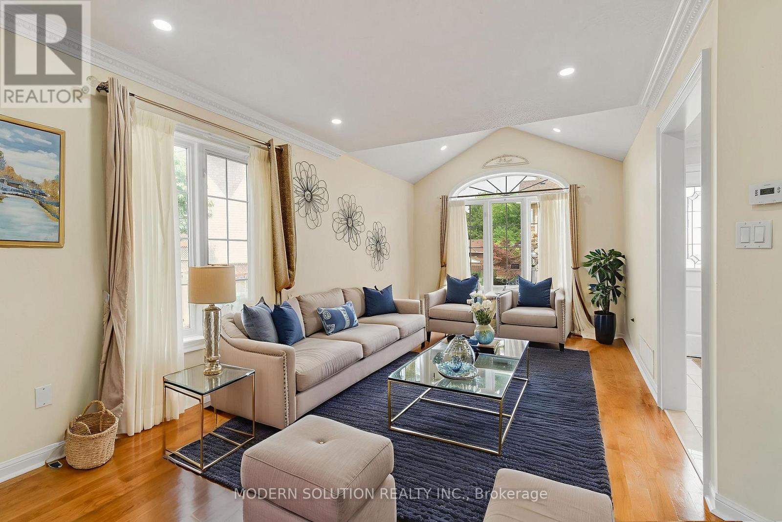 6431 Tenth Line W, Mississauga, ON - Indoor Photo Showing Living Room