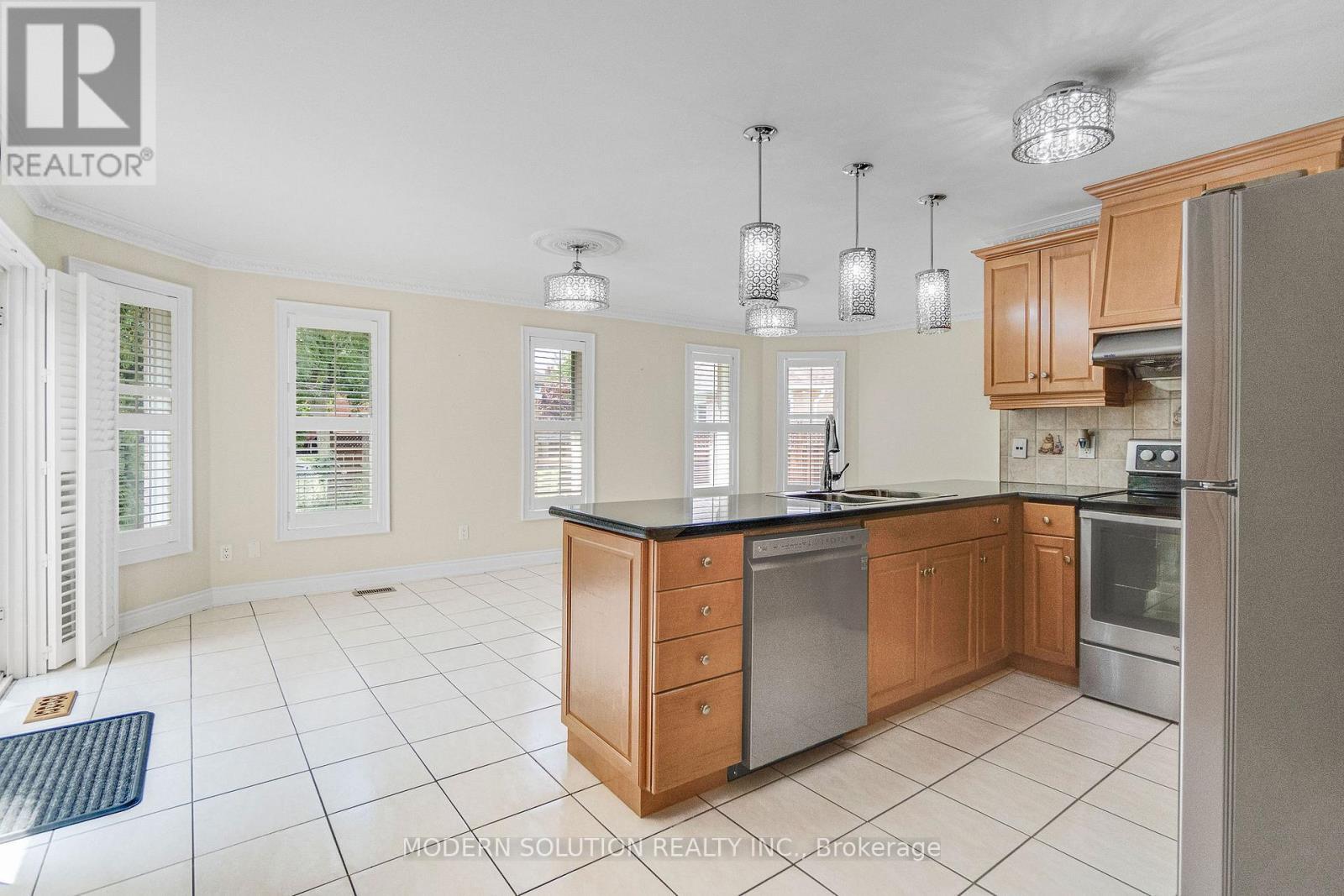 6431 Tenth Line W, Mississauga, ON - Indoor Photo Showing Kitchen With Double Sink