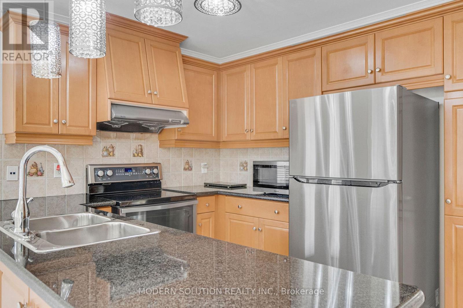 6431 Tenth Line W, Mississauga, ON - Indoor Photo Showing Kitchen With Stainless Steel Kitchen With Double Sink