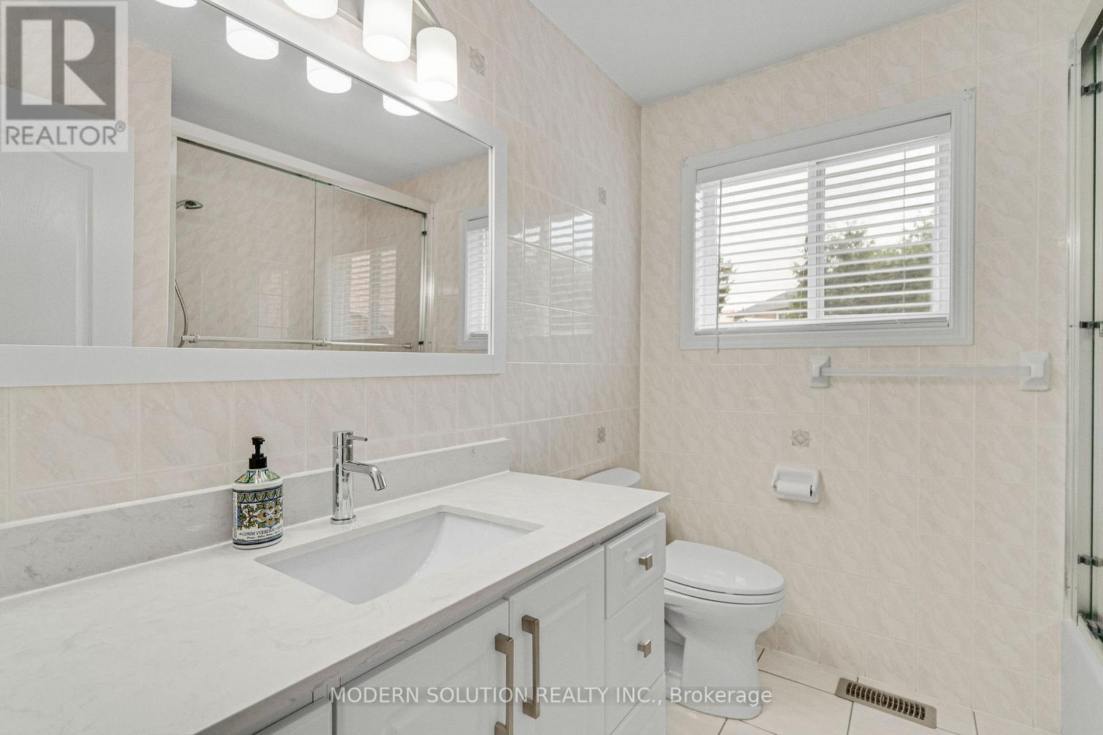 6431 Tenth Line W, Mississauga, ON - Indoor Photo Showing Bathroom