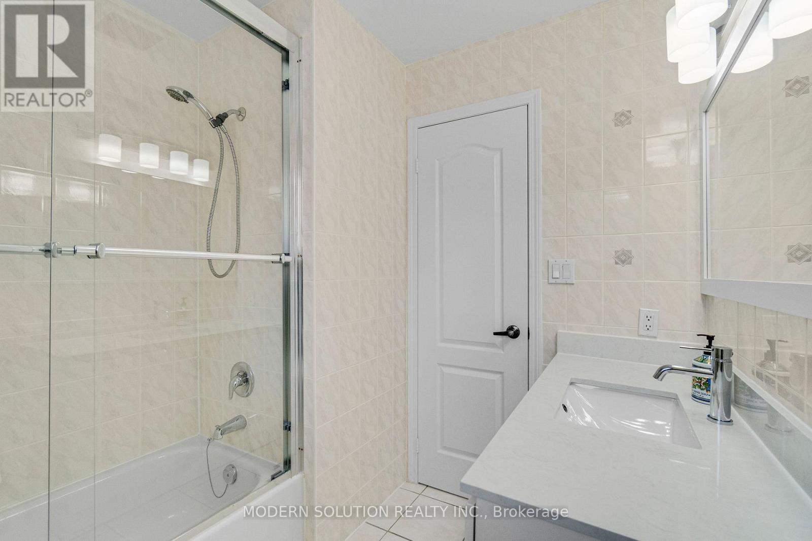 6431 Tenth Line W, Mississauga, ON - Indoor Photo Showing Bathroom