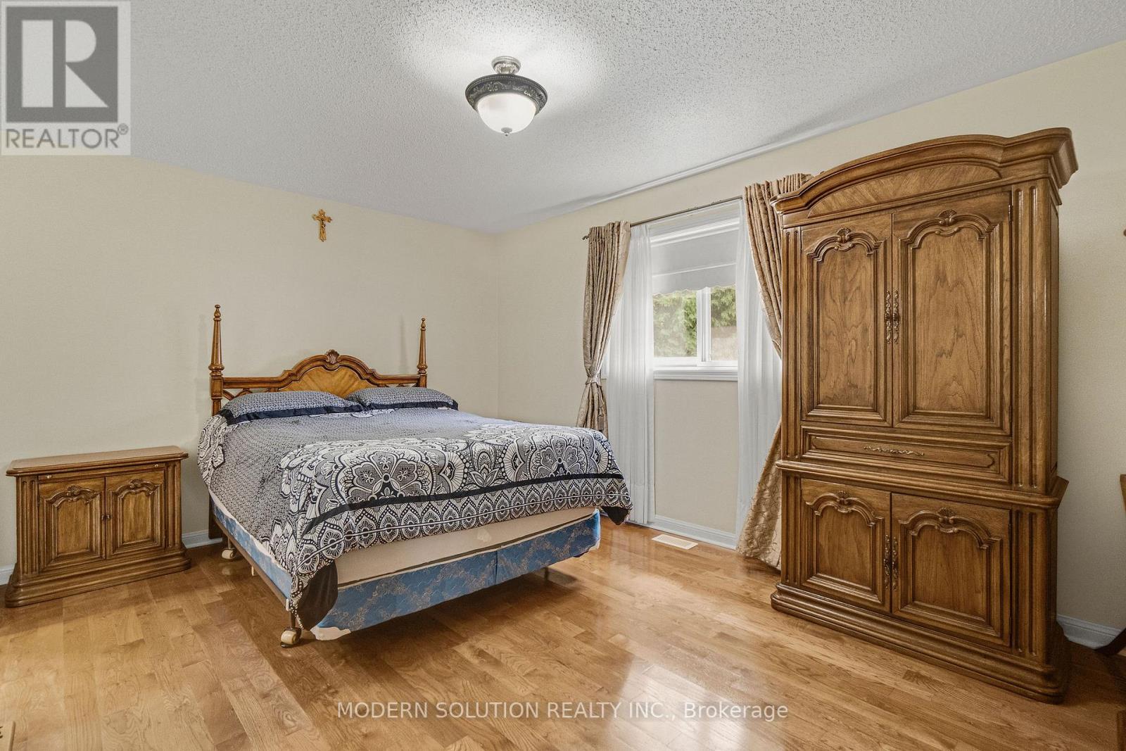 6431 Tenth Line W, Mississauga, ON - Indoor Photo Showing Bedroom